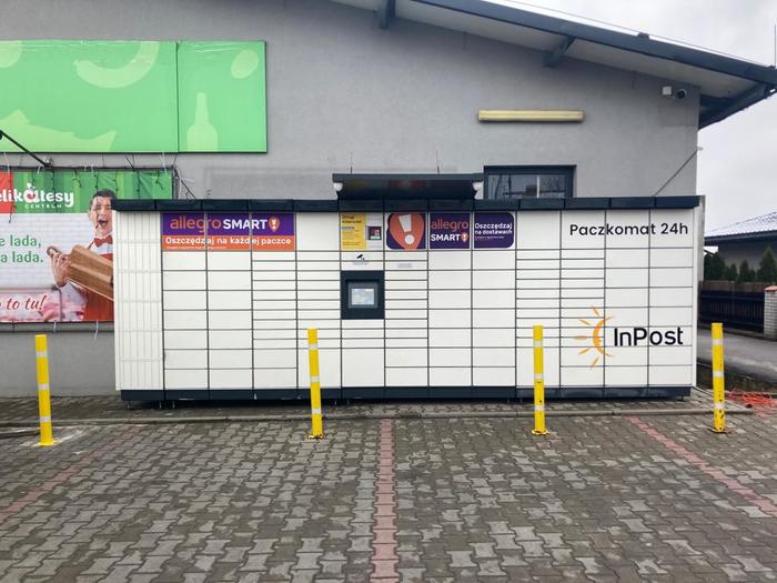 Parcel Locker PSH01M obok wejścia do sklepu Delikatesy Centrum