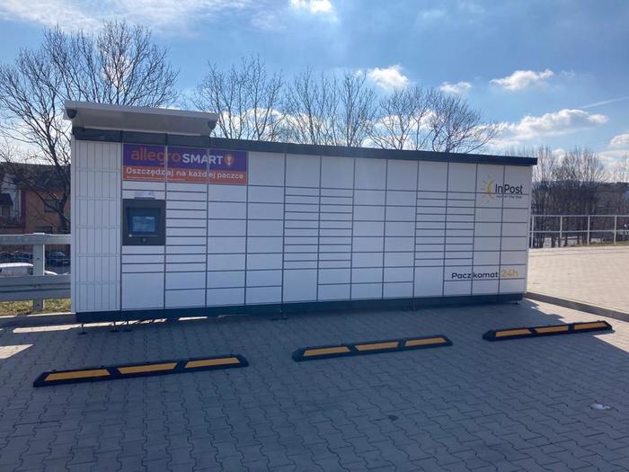 Paczkomat PSH05M Na parkingu parku handlowego