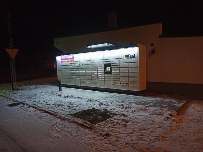 Paczkomat PSI09M obok sklepu