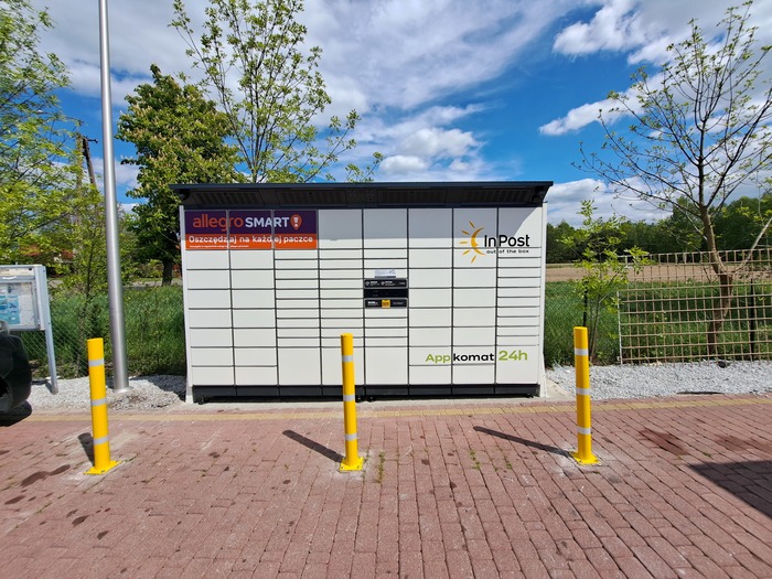 Paczkomat PSLY01BAPP parking przed sklepem