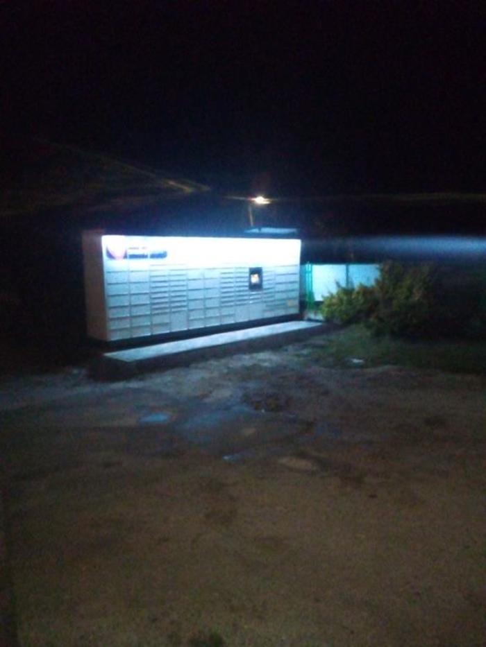 Paczkomat PSO01M Po prawej stronie od wejścia do sklepu ABC