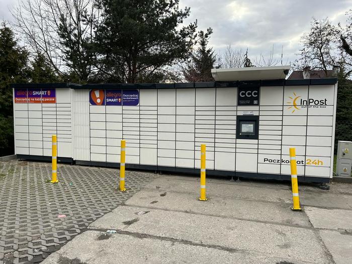 Paczkomat PST02M Na Parkingu sklepu Delikatesy Centrum