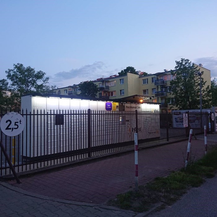 Paczkomat PST04N Na parkingu przy sklepie Mokpol