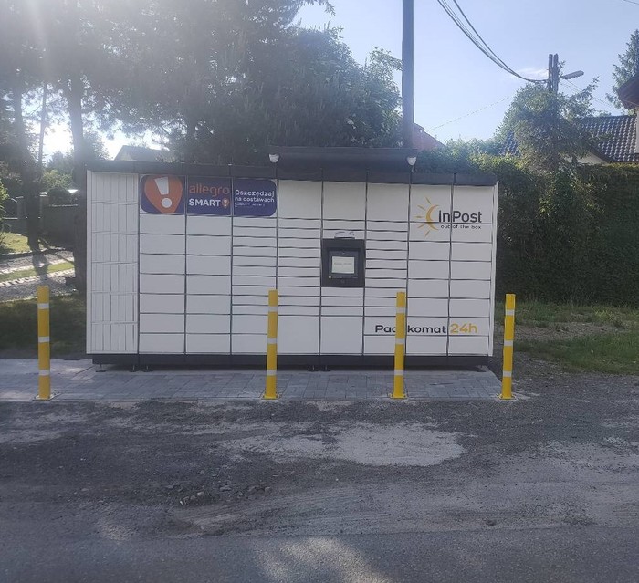 Paczkomat PSX01M na parkingu Delikatesów Centrum