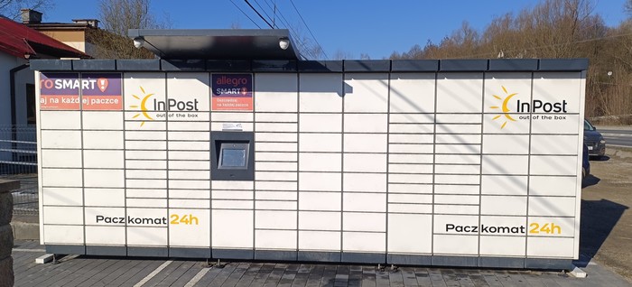 Paczkomat PSY01M przy ogrodzeniu