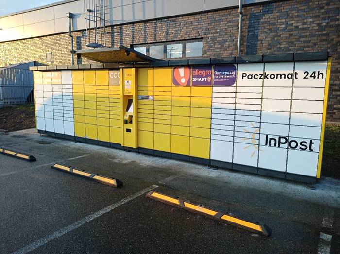 Paczkomat PSZ01A na parkingu sklepu Kaufland