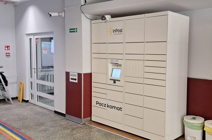 Paczkomat PSZ01HP przy głównym wejściu do szpitala