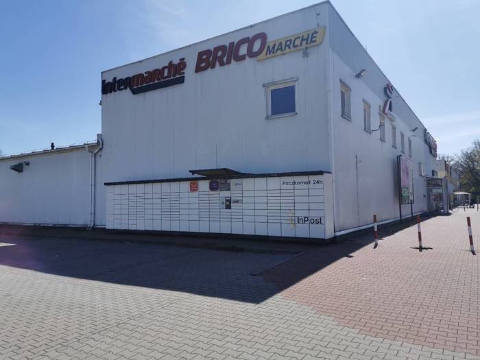 Paczkomat PSZ02N boczna ściana sklepu Intermarche