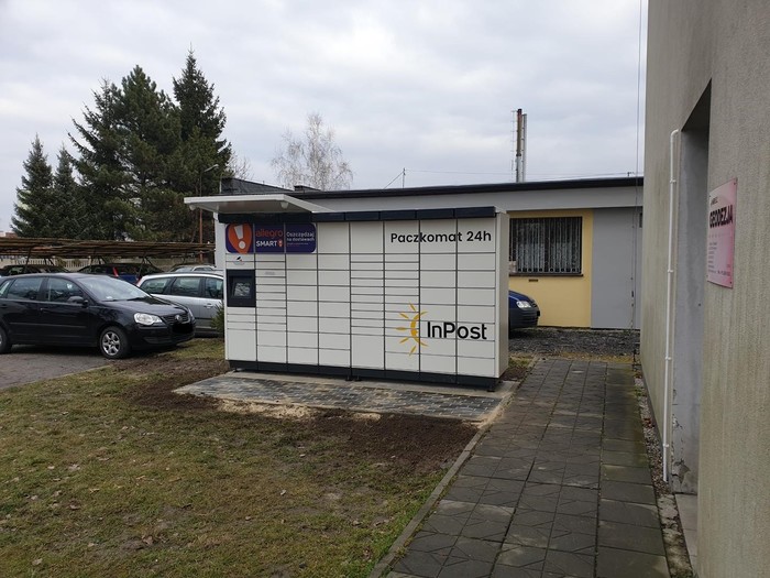 Paczkomat PSZ04M Przy bocznym wejściu do biurowca