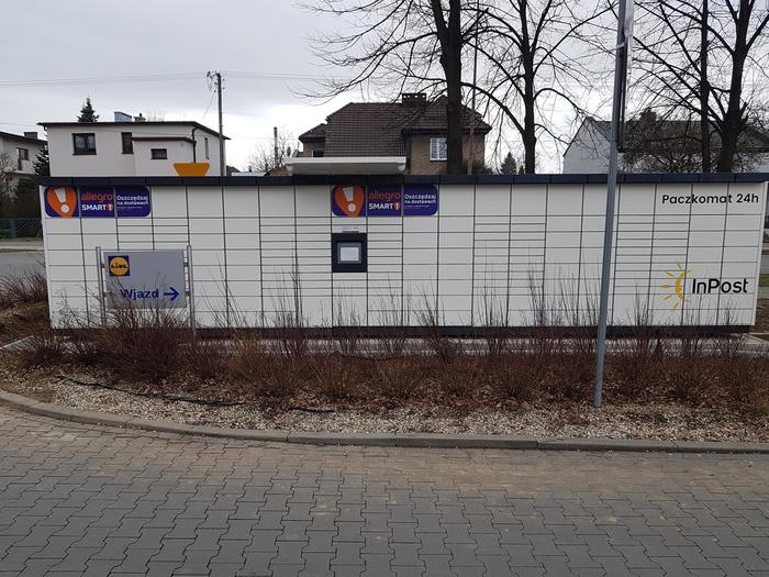 Поштомат PSZ05M Przy wjeździe na parking sklepu Lidl
