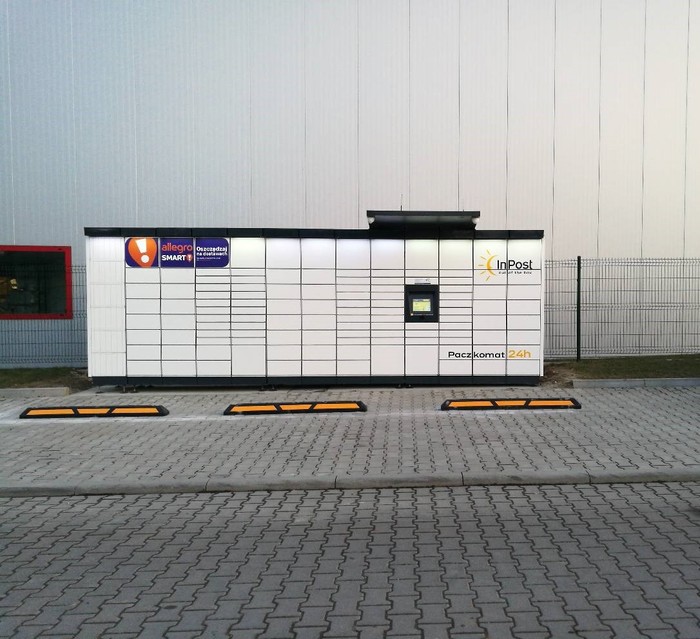 Paczkomat PSZ07M parking obok firmy Zamel