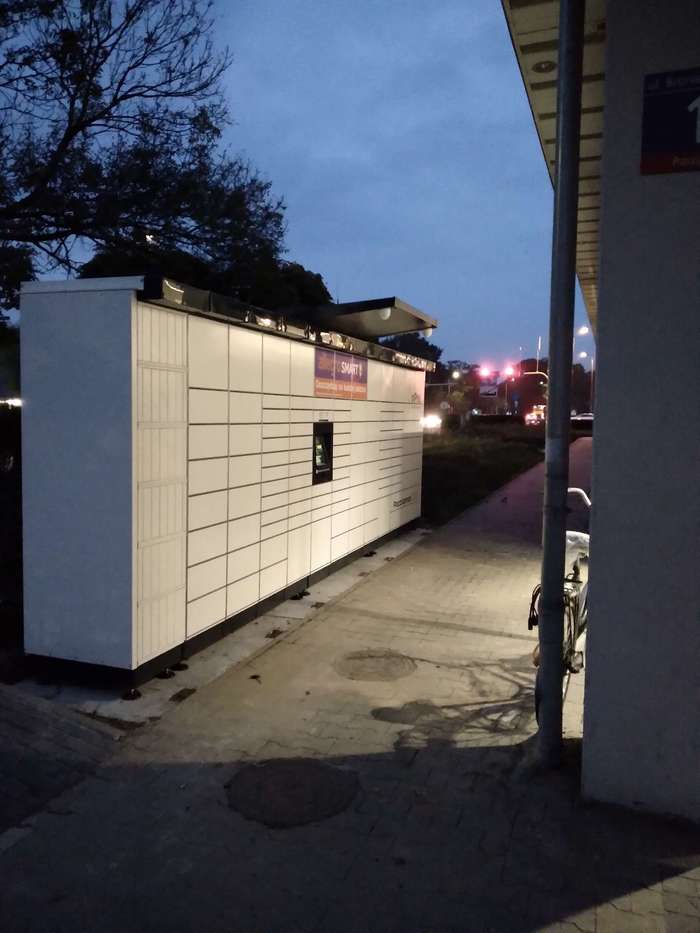 Paczkomat PSZ11M boczna ściana sklepu