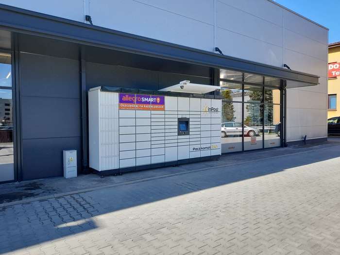 Paczkomat PSZ12M po prawej stronie budynku galerii
