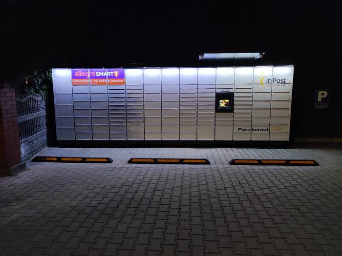 Paczkomat PSZ13M na parkingu przy budynku stomatologii