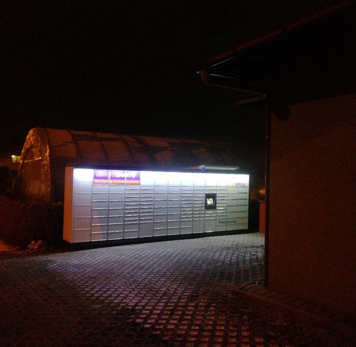 Paczkomat PSZ15M obok pawilonu handlowego