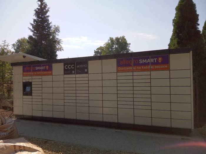 Paczkomat PSZ18M Na parkingu przed budynkiem