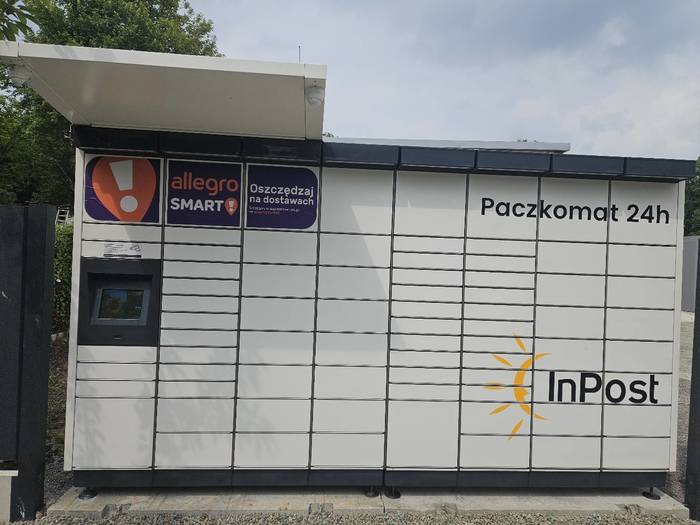 Paczkomat PSZ19M w ogrodzeniu działki