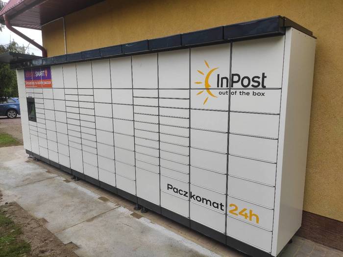 Paczkomat PTA01M Na bocznej ścianie budynku z prawej strony