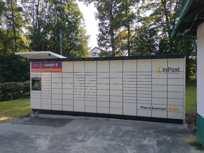 Parcel Locker PTE01M Przed sklepem