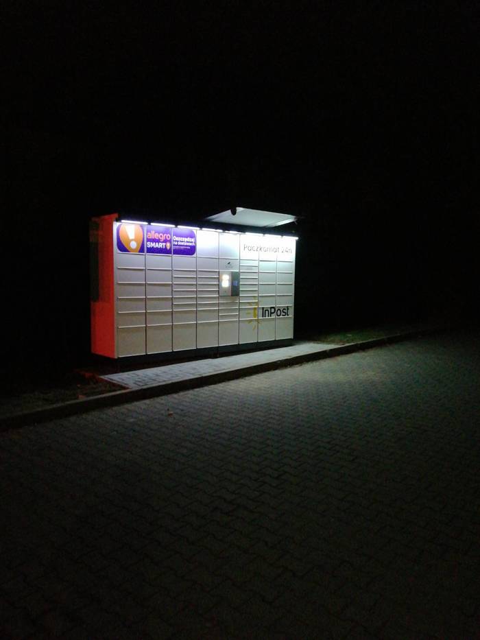Paczkomat PTE01N Na lewo od Żabki
