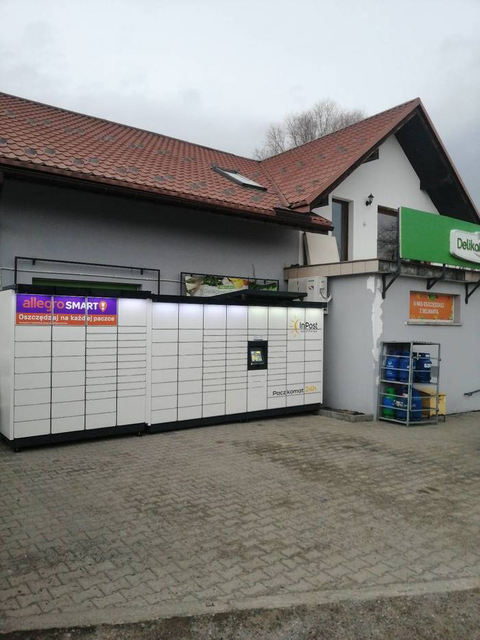Paczkomat PTE03M Na parkingu przed sklepem