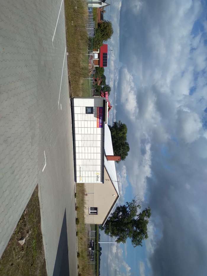 Paczkomat PTK02M obok myjni CosmeticAuto