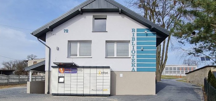 Paczkomat PTN01M Na parkingu biblioteki publicznej w Pątnowie