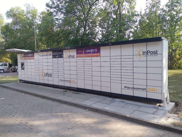 Paczkomat PTR03M Przy markecie Aldi.