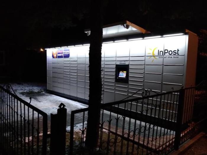 Paczkomat PTR11M Przy wjeździe na posesję