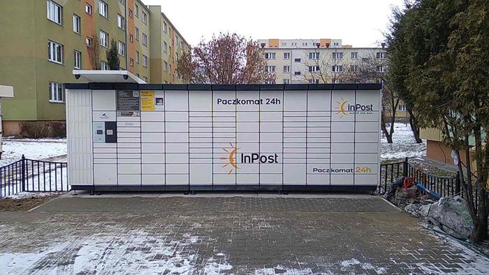 Paczkomat PTR11N Plac przy bloku mieszkalnym
