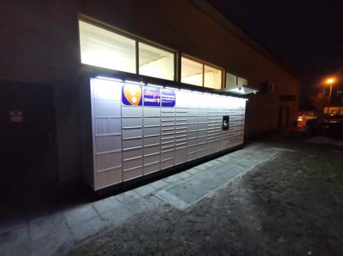 Parcel Locker PTR13M Na parkingu sklepu Społem