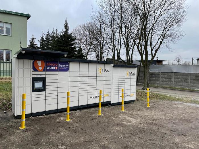 Paczkomat PTR14M Na parkingu za marketem Społem