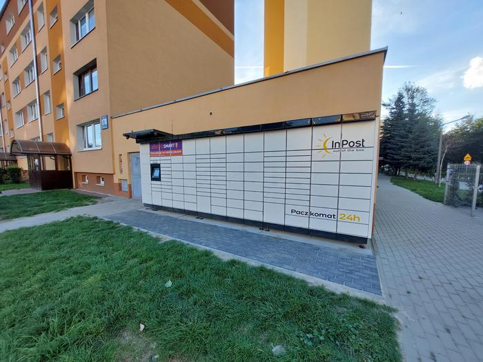Paczkomat PTR19M Przy bloku mieszkalnym ul. Juliusza Słowackiego 178