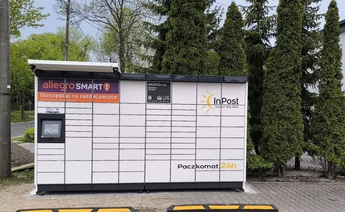 Paczkomat PTR22M Na parkingu przed Salonem Meblowym DEKORATOR