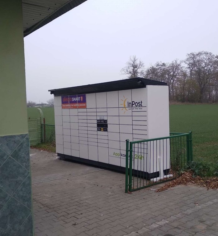 Paczkomat PTRQ01BAPP przy sklepie spożywczym