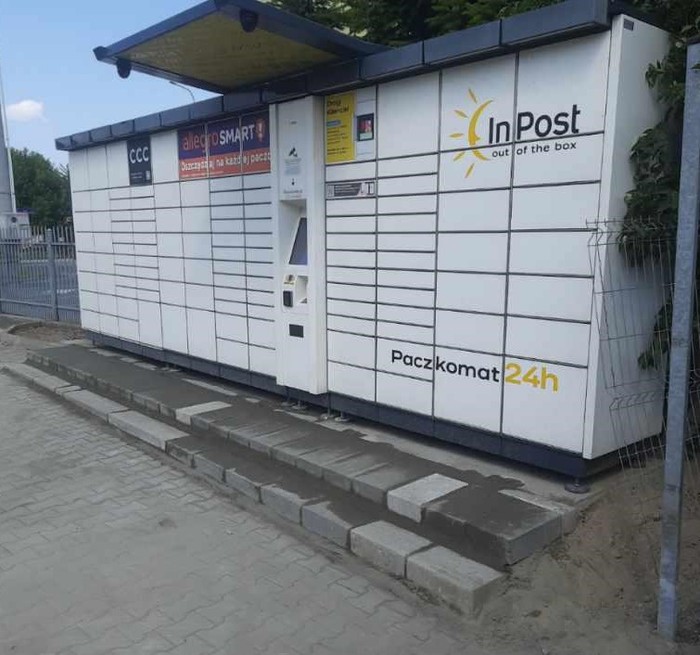 Paczkomat PTY01A Na parkingu