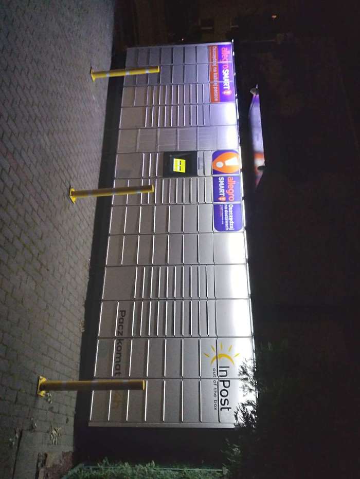 Parcel Locker PUC03M Na parkingu Pawilonu przy ścianie bocznej