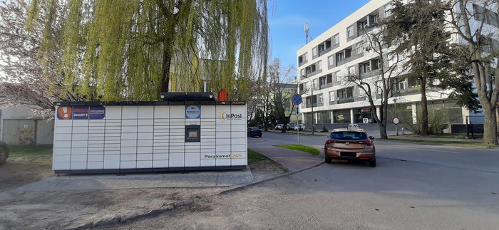 Paczkomat PUL07M Przy sklepie z odzieżą roboczą
