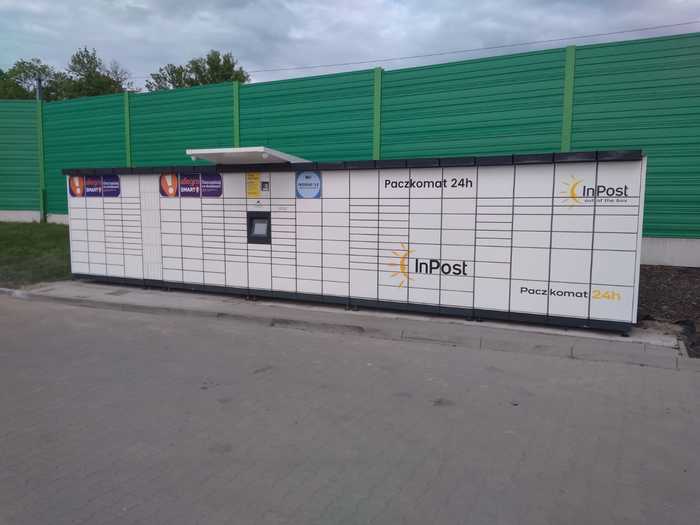 Paczkomat PUS01M Na parkingu przy sklepie Stokrotka