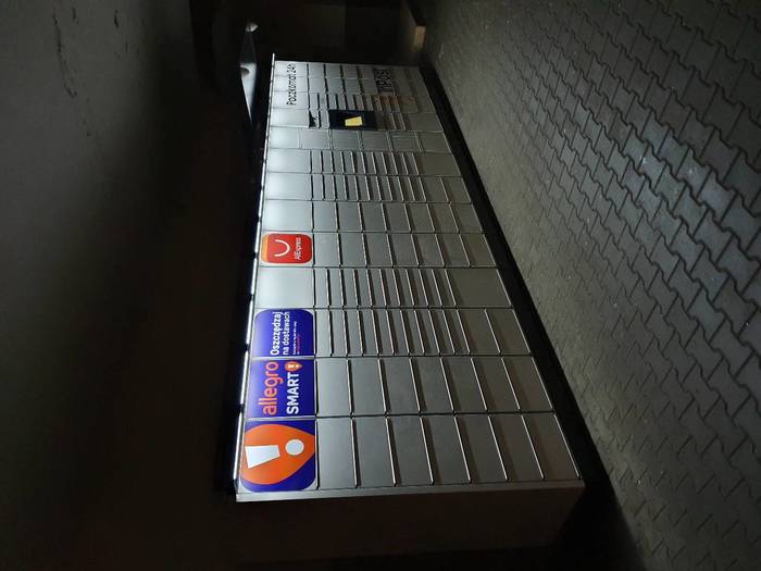 Paczkomat PUT03M Między budynkami, przy świetlicy