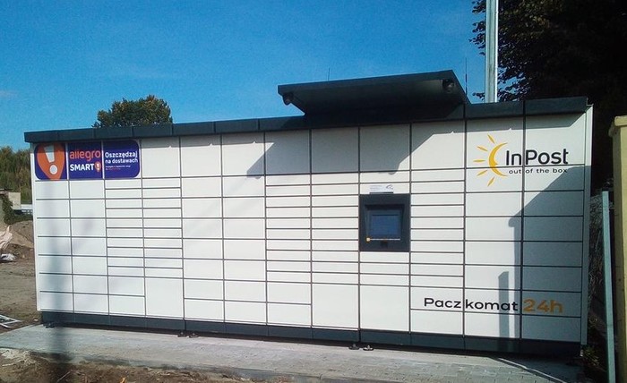 Paczkomat PUT04M Na działce po prawej stronie
