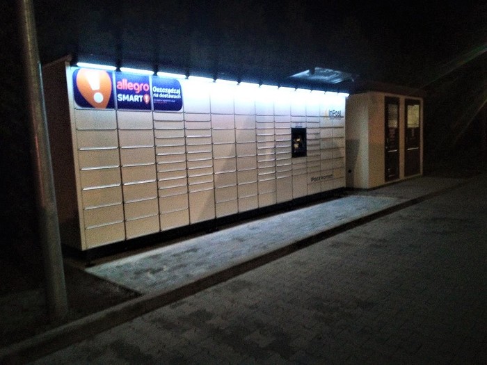 Paczkomat PUT05M Przy markecie, po lewej stronie parkingu