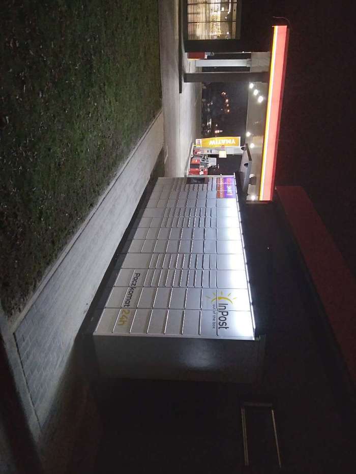 Paczkomat PUT06M Przy Stacji Circle K, za budynkiem myjni