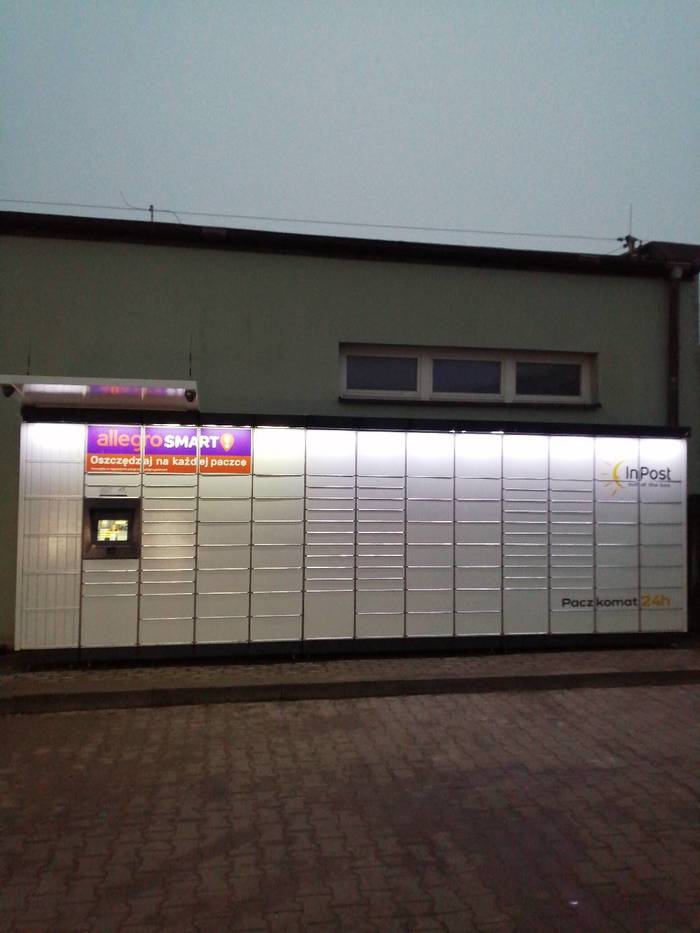 Paczkomat PUT07M Na stacji paliw, po prawej stronie budynku