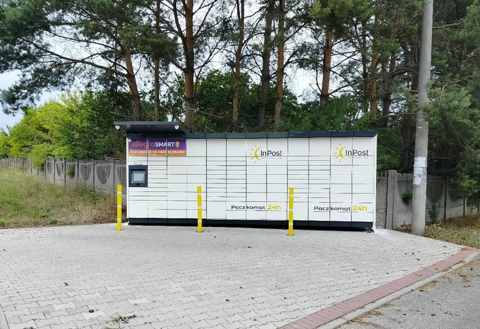 Paczkomat PUZ01M Przy wjeżdzie na posesję