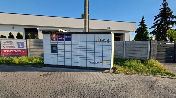Paczkomat PVK01M parking stacji Moya