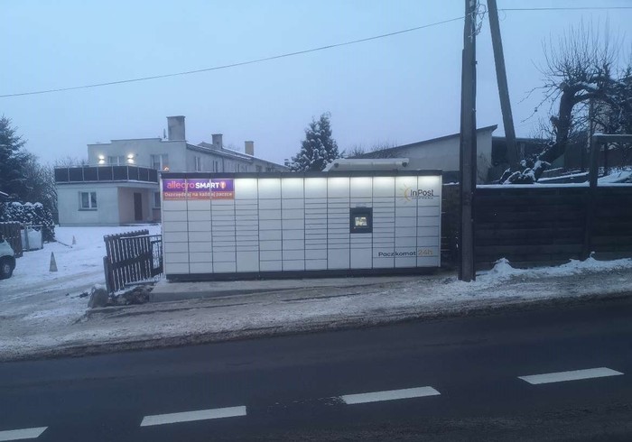 Paczkomat PVO01M przy domu mieszkalnym