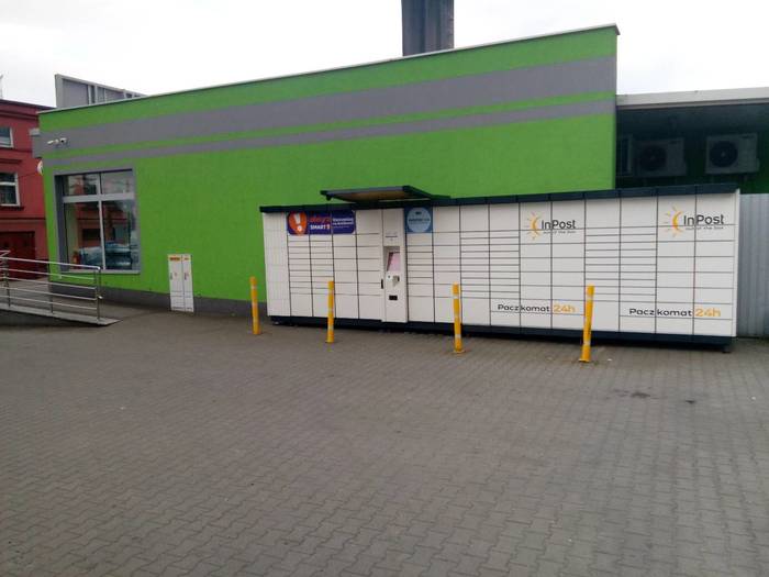 Paczkomat PWL01A Przy parkingu Delikatesów Centrum