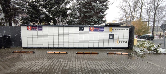Paczkomat PWO01M Przy sklepie Delikatesy Centrum