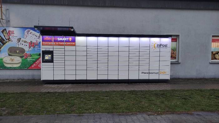 Paczkomat PWR01M Przed sklepem Bort-Wimar